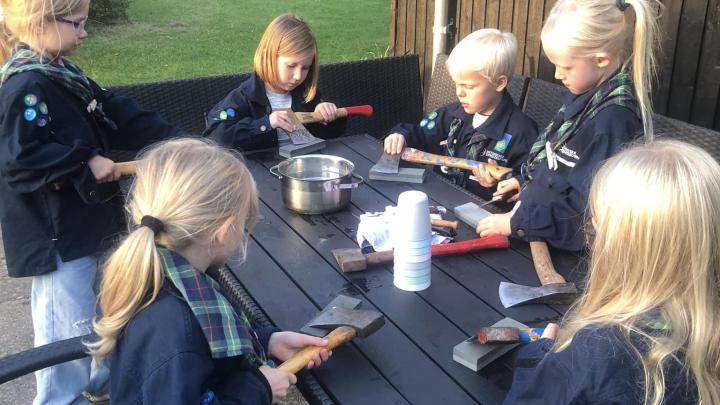 Minispejderne sliber økser